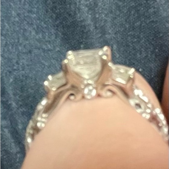 VERRAGIO Engagement Ring Princess cut 3 stone size 6.5. 6,500 for the ring. - Picture 3 of 15